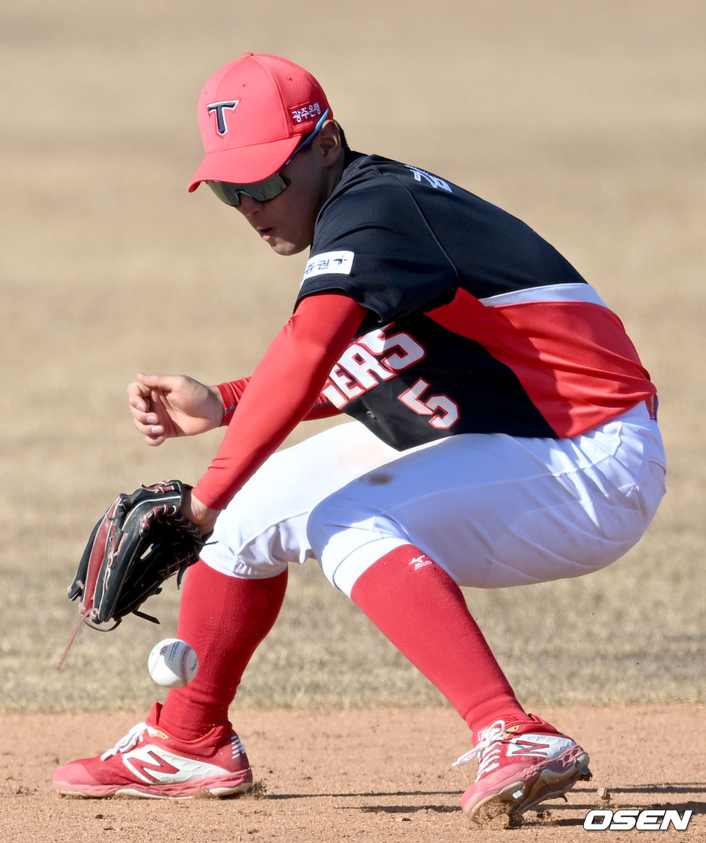 9회말 1사 2루 KT 김민혁의 내야땅볼 때 KIA 유격수 김도영이 포구실책을 범하고 있다. 2022.03.05 /ksl0919@osen.co.kr