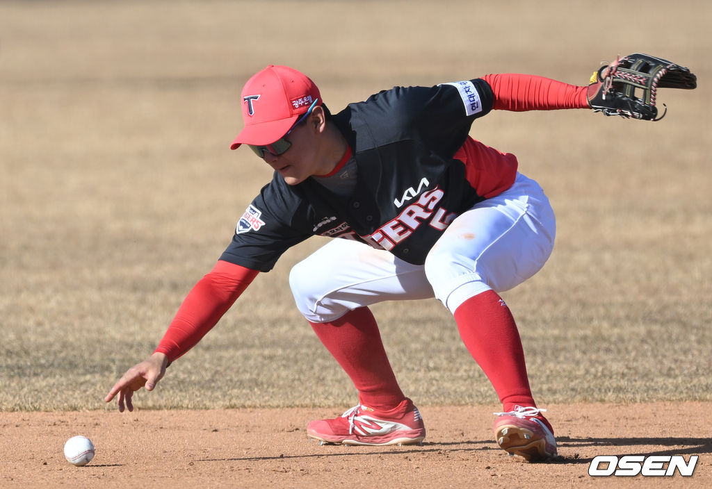 9회말 1사 2루 KT 김민혁의 내야땅볼 때 KIA 유격수 김도영이 포구실책을 범하고 있다. 2022.03.05 /ksl0919@osen.co.kr