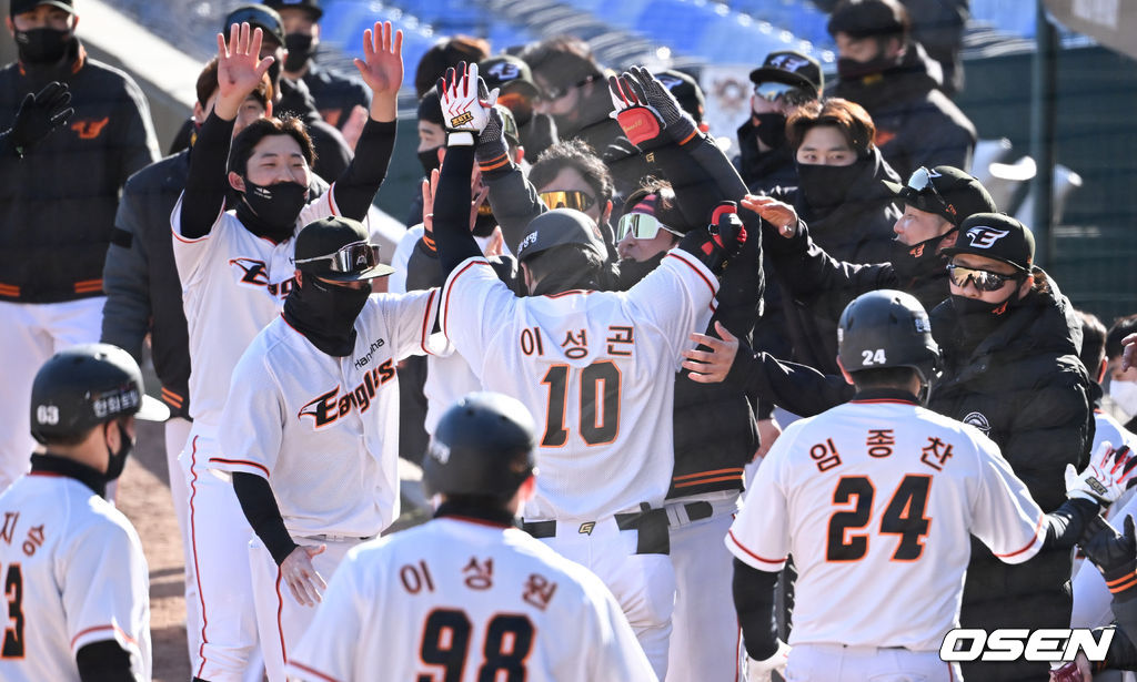 9회말 끝내기 2점 홈런을 날린 이성곤이 동료들의축하를 받고 있다.  2022.03.05 / soul1014@osen.co.kr
