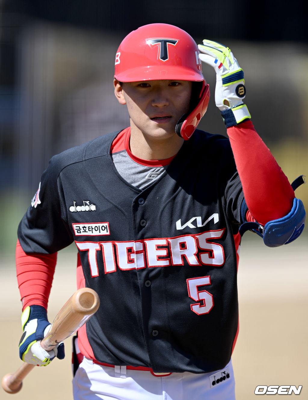 1회초 무사 1루 KIA 김도영이 삼진으로 물러나며 아시워하고 있다. 2022.03.05 /ksl0919@osen.co.kr