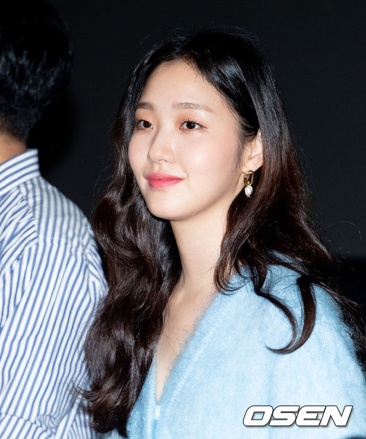 배우 김고은이 팬들에 인사를 하고 있다. /jpnews@osen.co.kr