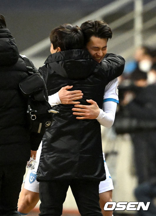 전반 포항 임상협이 선제골을 작렬시키고 김기동 감독과 기뻐하고 있다 . 2022.03.05 / dreamer@osen.co.kr