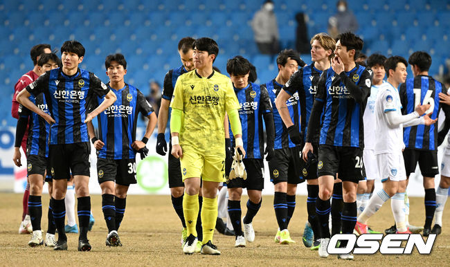 경기를 마치고 인천 선수들이 팬들에게 인사하고 있다. 2022.03.05 / dreamer@osen.co.kr