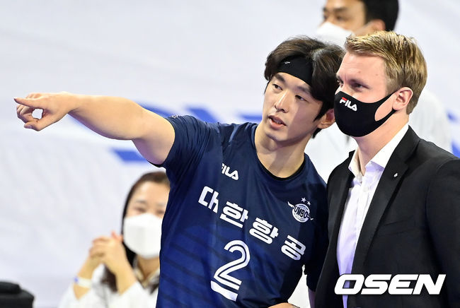 대한항공 한선수(왼쪽)와 틸리카이넨 감독이 이야기를 나누고 있다. 2021.10.16 /OSEN DB