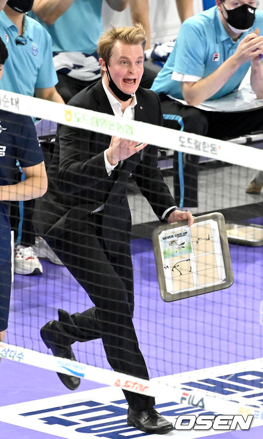 대한항공 틸리카이넨 감독이 작전 지시를 내리고 있다. 2021.12.30 /OSEN DB