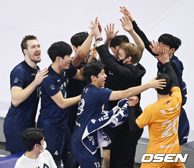 대한항공 토미 틸리카이넨 감독이 선수들과 기쁨을 나누고 있다. 2021.12.15 /OSEN DB