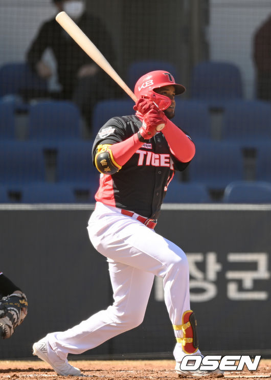 5일 오후 부산 기장군 기장-현대차 드림 볼파크에서 KIA 타이거즈와 KT 위즈의 연습경기가 열렸다.2회초 KIA 소크라테스가 홈런을 날리고 있다. 2022.03.05 /ksl0919@osen.co.kr