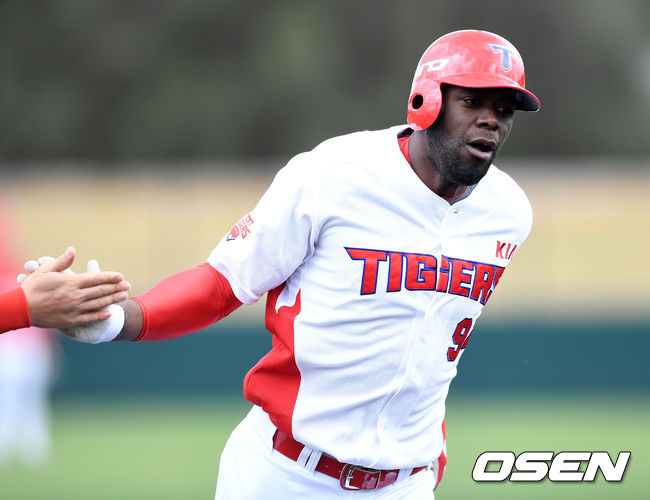 2017년 오키나와 스프링캠프에서 첫 실전에서 홈런을 터트린 로저 버나디나./OSEN DB