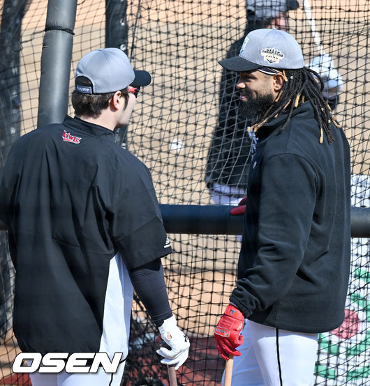KT 박병호가 새 외국인 타자 라모스와 즐겁게 얘기를 나누고 있다. 2022.02.04 /rumi@osen.co.kr