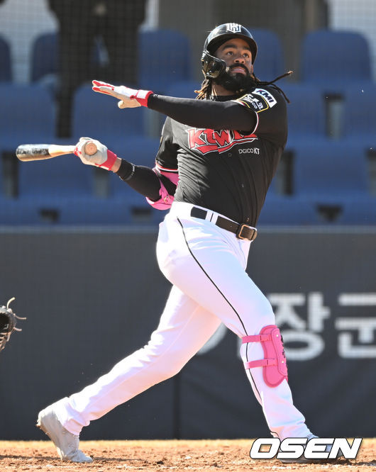 5일 오후 부산 기장군 기장-현대차 드림 볼파크에서 KIA 타이거즈와 KT 위즈의 연습경기가 열렸다.6회초 KT 라모스가 타격을 하고 있다. 2022.03.05 /ksl0919@osen.co.kr