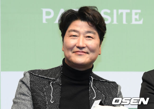 배우 송강호가 미소를 짓고 있다. /cej@osen.co.kr