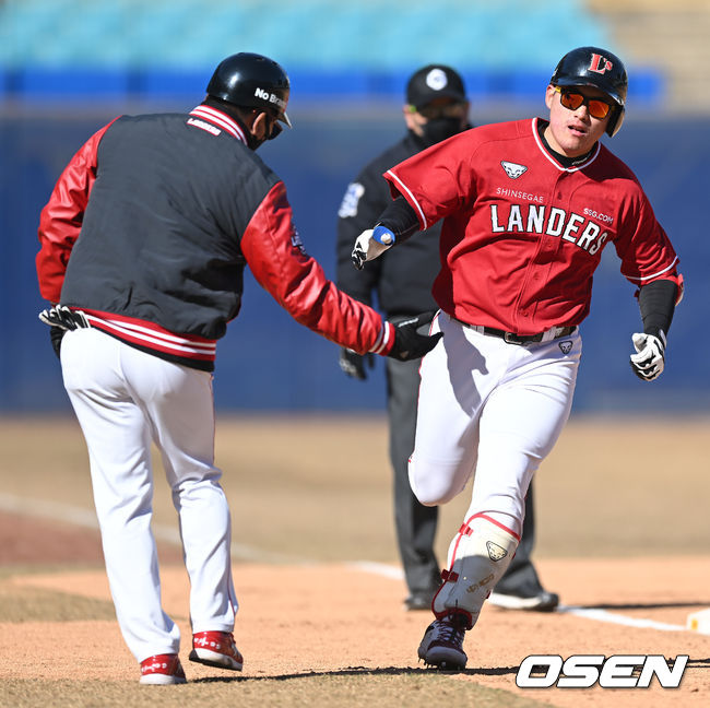 6일 오후 대구 삼성라이온즈파크에서 삼성 라이온즈와 SSG 랜더스의 연습경기가 열렸다. 8회초 1사 SSG 임석진이 솔로홈런을 날린 뒤 그라운드를 돌고 있다. 2022.03.06 /ksl0919@osen.co.kr