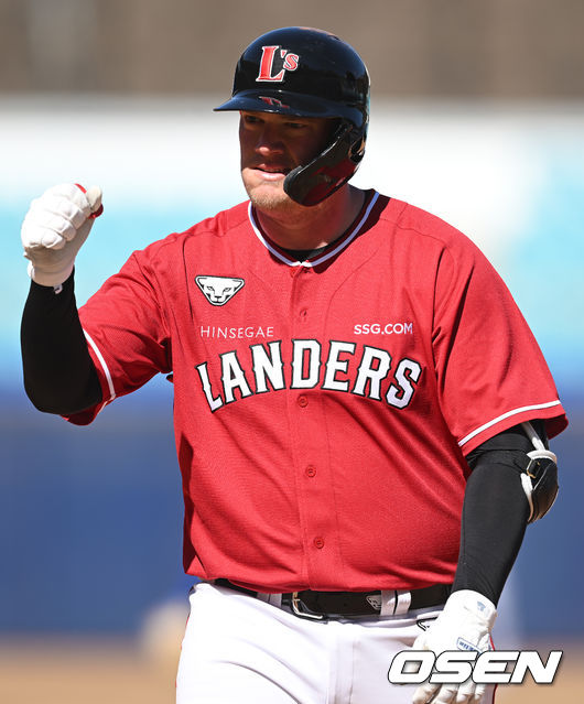 6일 오후 대구 삼성라이온즈파크에서 삼성 라이온즈와 SSG 랜더스의 연습경기가 열렸다. 4회초 SSG 선두타자 크론이 안타를 날린 뒤 기뻐하고 있다. 2022.03.06 /ksl0919@osen.co.kr