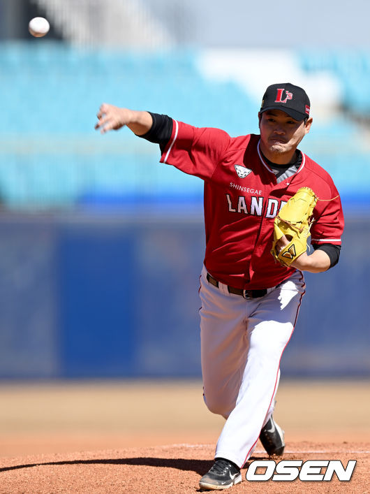 6일 오후 대구 삼성라이온즈파크에서 삼성 라이온즈와 SSG 랜더스의 연습경기가 열렸다. 1회말 SSG 노경은이 마운드에 올라 힘차게 공을 뿌리고 있다. 2022.03.06 /ksl0919@osen.co.kr