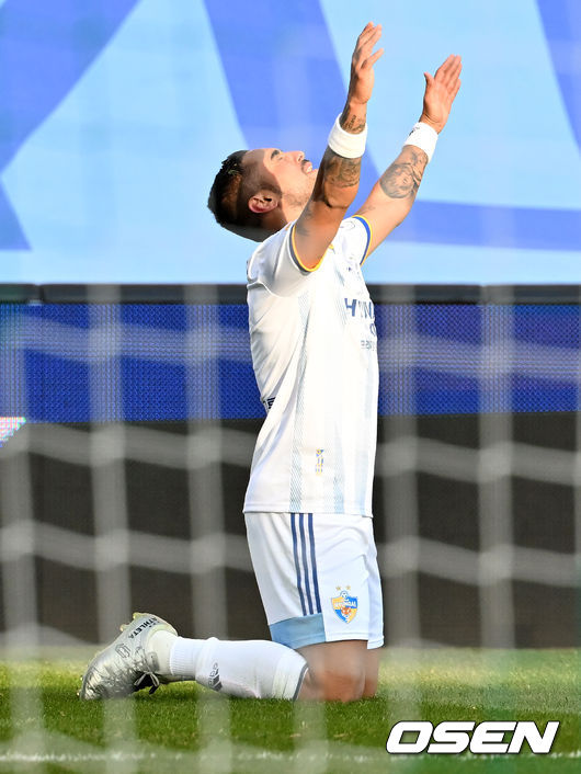 전반 울산 레오나르도가 선제골을 성공시킨 후 기뻐하고 있다. /2022.03.06 / rumi@osen.co.kr