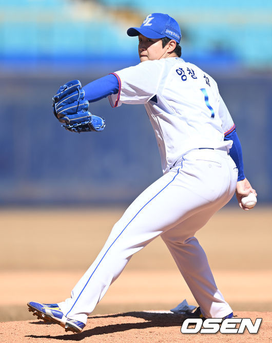 6일 오후 대구 삼성라이온즈파크에서 삼성 라이온즈와 SSG 랜더스의 연습경기가 열렸다. 5회초 삼성 양창섭이 마운드에 올라 힘차게 공을 뿌리고 있다. 2022.03.06 /ksl0919@osen.co.kr