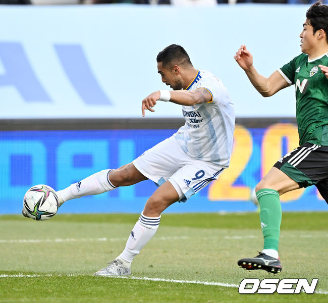 전반 울산 레오나르도가 선제골을 성공시키고 있다. /2022.03.06 / rumi@osen.co.kr