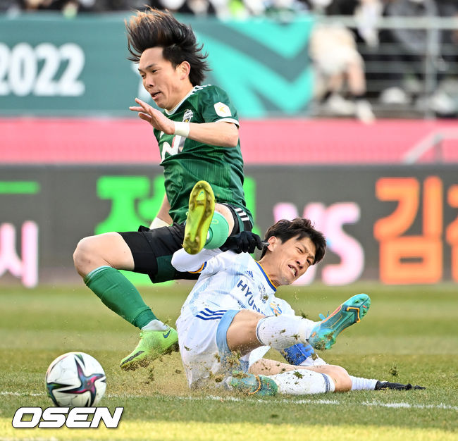 전반 울산 이청용의 태클에 전북 쿠니모토가 날아오르고 있다. /2022.03.06 / rumi@osen.co.kr