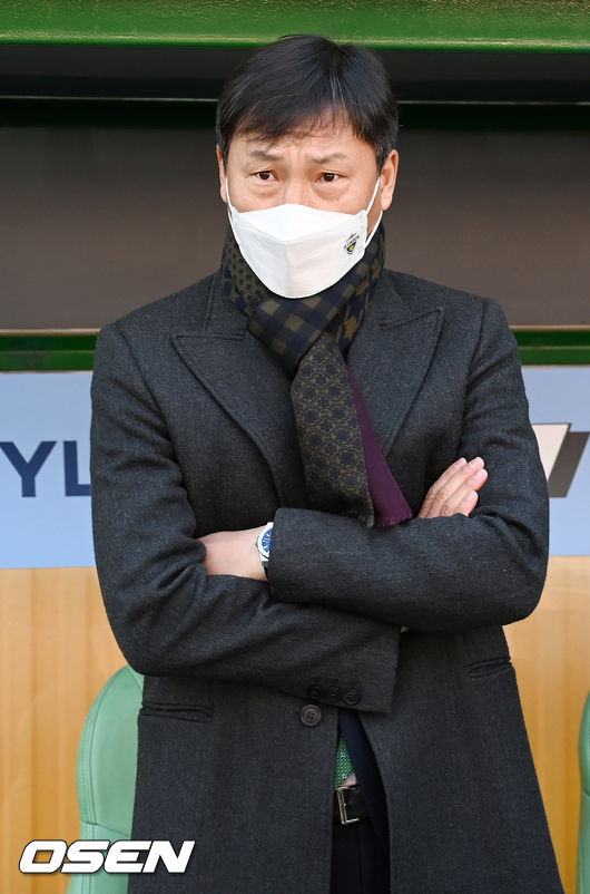 전북 김상식 감독이 그라운드를 바라보고 있다. /2022.03.06 / rumi@osen.co.kr