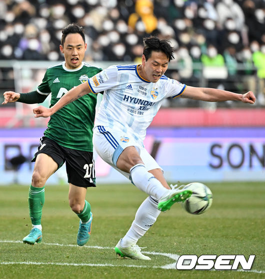 울산은 3승1무 무패로 리그 선두를 유지했다. 전북은 1승1무2패가 됐다. 후반 울산 김영권이 볼을 걷어내고 있다. 2022.03.06 / rumi@osen.co.kr