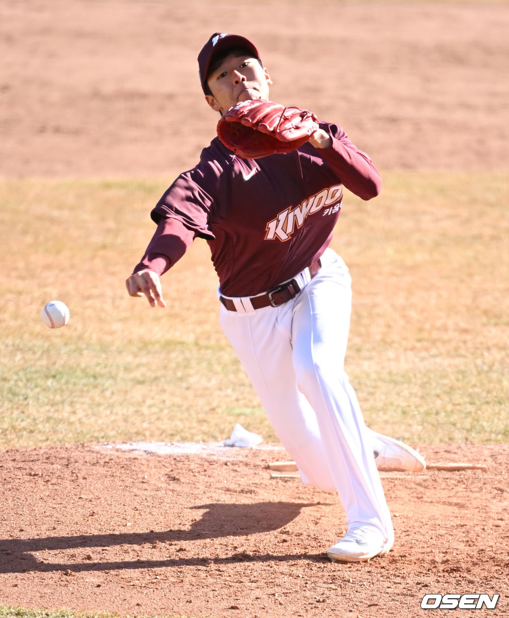 5일 오후 대전 한화생명이글스파크에서 2022시즌 프로야구를 준비하는 한화 이글스와 키움 히어로즈의 연습경기가 진행됐다.9회말 키움 노운현 투수가 역투하고 있다. 2022.03.05 / soul1014@osen.co.kr