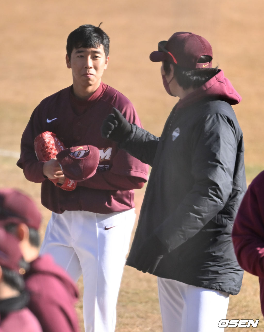 경기종료 후 키움 정찬헌이 끝내기 홈런 허용했던 노운현에게 엄지손가락을 보이고있다. 2022.03.05 / soul1014@osen.co.kr