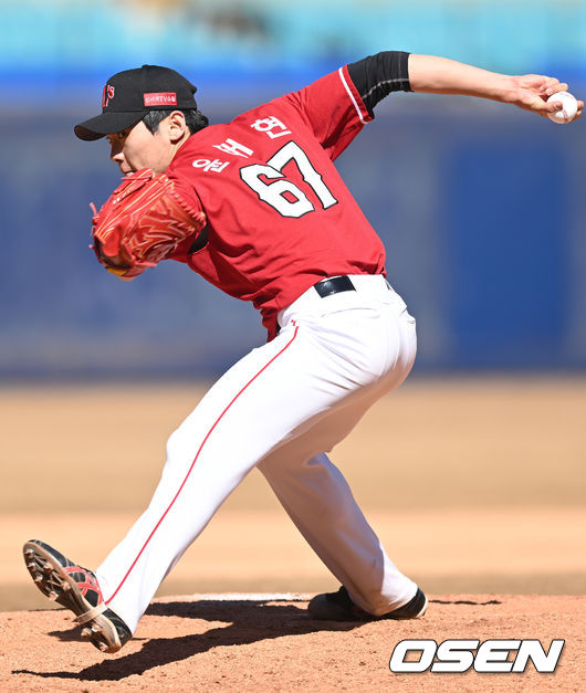 6일 오후 대구 삼성라이온즈파크에서 삼성 라이온즈와 SSG 랜더스의 연습경기가 열렸다. 4회말 SSG 윤태현이 마운드에 올라 힘차게 공을 뿌리고 있다. 2022.03.06 /ksl0919@osen.co.kr