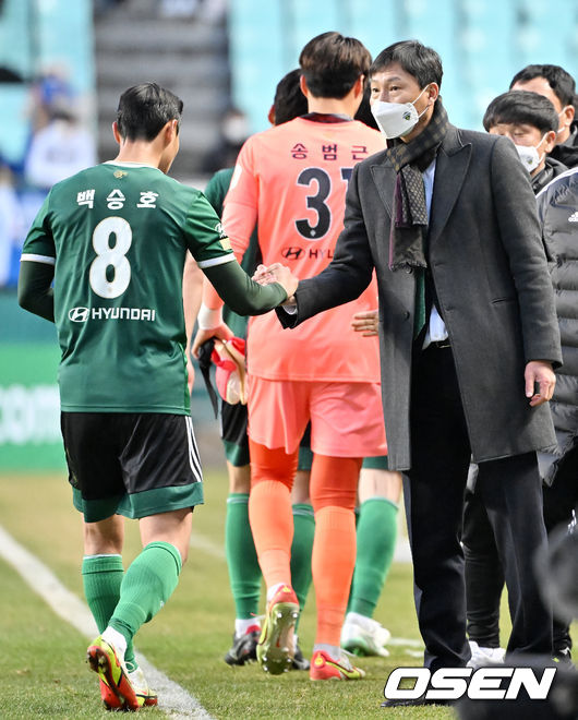 울산은 3승1무 무패로 리그 선두를 유지했다. 전북은 1승1무2패가 됐다. 경기를 마치고 전북 김상식 감독이 선수들과 하이파이브를 하고 있다. 2022.03.06 / rumi@osen.co.kr