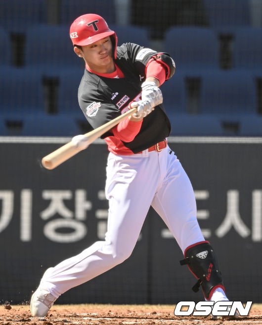 5일 오후 부산 기장군 기장-현대차 드림 볼파크에서 KIA 타이거즈와 KT 위즈의 연습경기가 열렸다.2회초 무사 1, 3루 KIA 윤도현이 1타점 적시타를 날리고 있다. 2022.03.05 /ksl0919@osen.co.kr