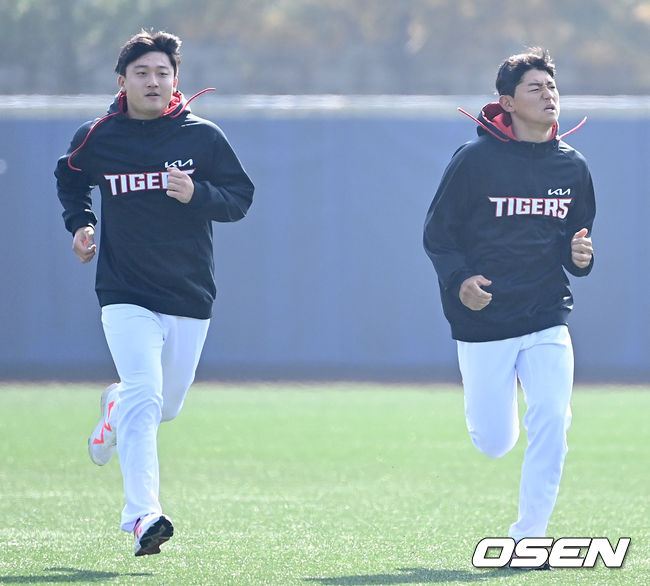 KIA 2022년 신인 김도영(오른쪽)과 윤도현이 웜업 훈련을 펼치고 있다. / dreamer@osen.co.kr