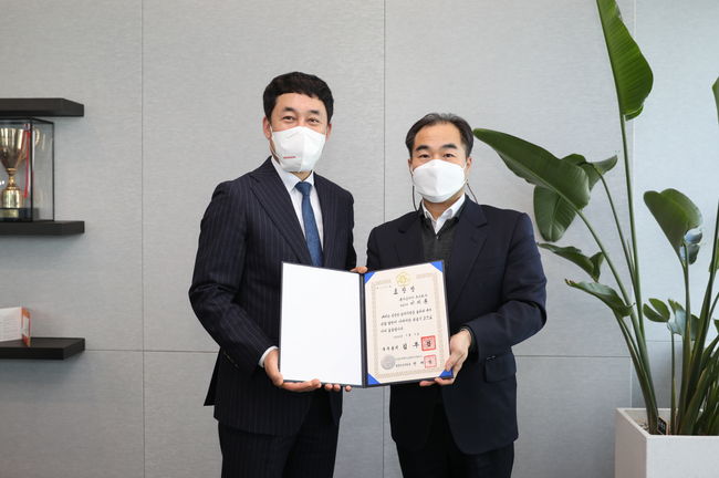 혼다코리아㈜ 이지홍 대표이사(왼쪽)가 부산본부세관 심사국 임종민 심사총괄과장과 포즈를 취했다.