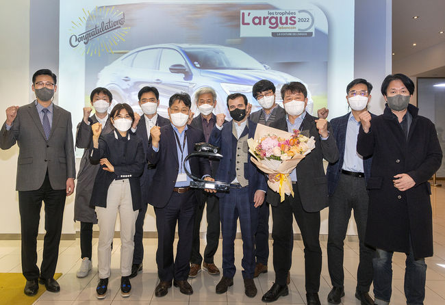 르노삼성차 XM3 개발 주역들이 수상 트로피 전달식을 갖고 있다. 