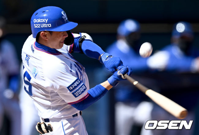 6일 오후 대구 삼성라이온즈파크에서 삼성 라이온즈와 SSG 랜더스의 연습경기가 열렸다. 1회말 삼성 이재현이 외야 뜬공을 때리고 있다. 2022.03.06 /ksl0919@osen.co.kr
