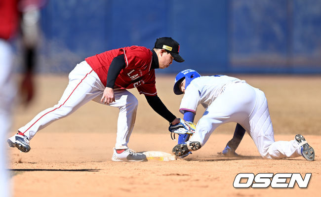 6일 오후 대구 삼성라이온즈파크에서 삼성 라이온즈와 SSG 랜더스의 연습경기가 열렸다. 5회말 1사 1루 삼성 공민규의 타석 때 1루 주자 김재혁이 2루로 도루성공하고 있다. 2022.03.06 /ksl0919@osen.co.kr