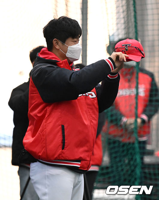 KIA 타이거즈 김종국 감독이 스프링캠프 첫 날 선수단을 향해 모자를 벗어 인사를 하고 있다. 2022.02.01 /sunday@osen.co.kr