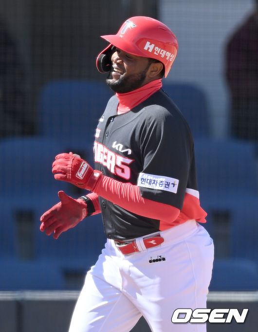 KIA 소크라테스가 KT와 연습경기에서 솔로 홈런을 날린 뒤 그라운드를 돌고 있다. 2022.03.05 /ksl0919@osen.co.kr