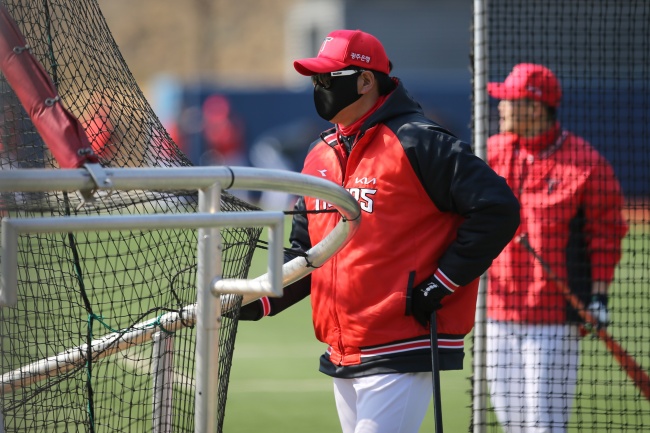 KIA 최희섭 타격코치가 선수들의 타격을 지켜보고 있다./KIA 제공