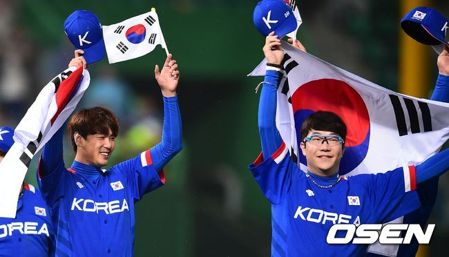 김광현과 양현종이 2014 인천 아시안게임에서 국가대표 유니폼을 입고 금메달을 따내고 자축하고 있다./OSEN DB