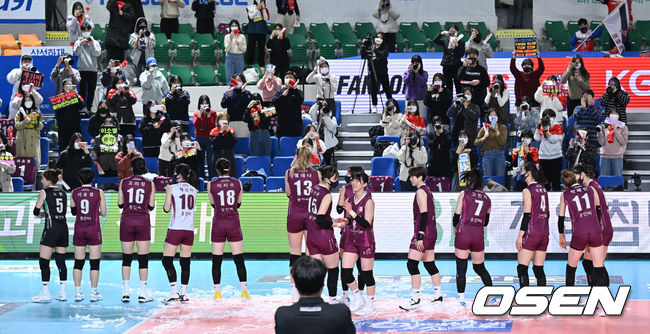 KGC인삼공사 선수들이 관중석을 향해 인사를 하고 있다. 2022.02.25 /OSEN DB