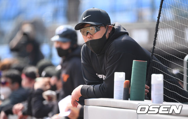 류현진이 경기를 지켜보고 있다.   2022.03.04 / soul1014@osen.co.kr