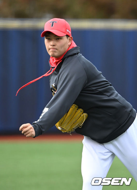 KIA 타이거즈 신인투수 최지민이 가볍게 피칭을 하고 있다./OSEN DB
