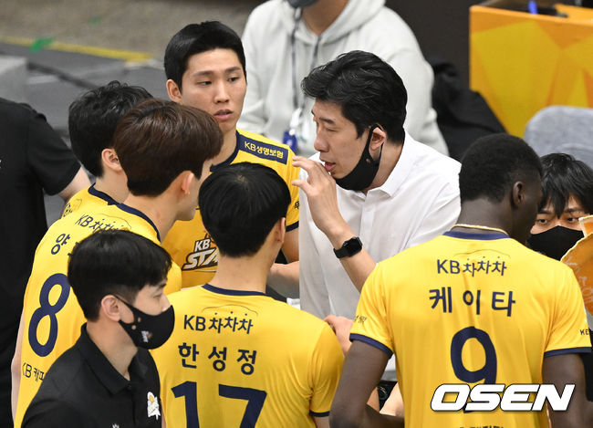 KB 후인정 감독이 선수들과 작전타임을 갖고 있다. 2022.02.09 /OSEN DB