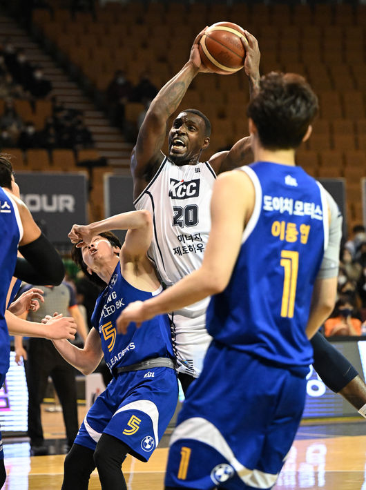 2쿼터 KCC 라건아가 삼성 김시래에 앞서 리바운드를 따내고 있다. 2022.03.08 /jpnews@osen.co.kr