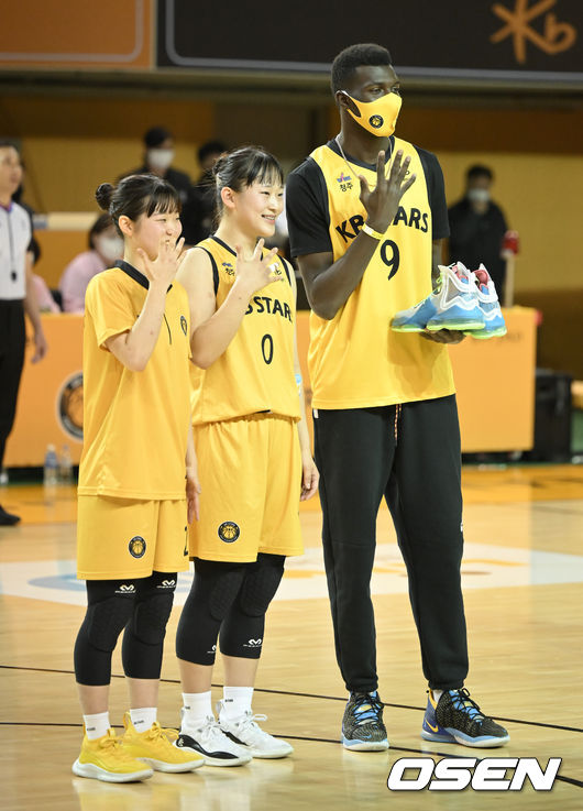 KB손해보험 케이타가 시투를 마친뒤 KB스타즈 허예은과 엄서이에게 농구화 선물을 받은 뒤 세리머니 포즈를 취하고 있다. 2022.01.26 /OSEN DB