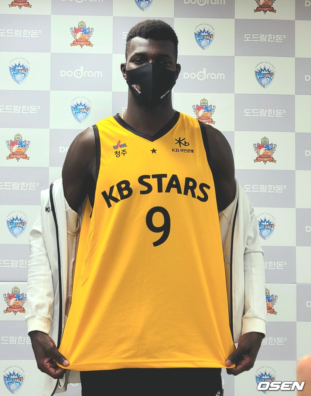 KB손해보험 케이타가 인터뷰를 마친 뒤 여자농구 KB스타즈 유니폼을 펼쳐 보이고 있다. 2022.03.08