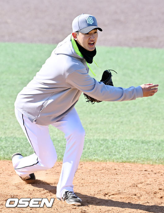 KT 고영표가 그라운드 위에서 수비 훈련을 하고 있다. 2022.02.05 /rumi@osen.co.kr