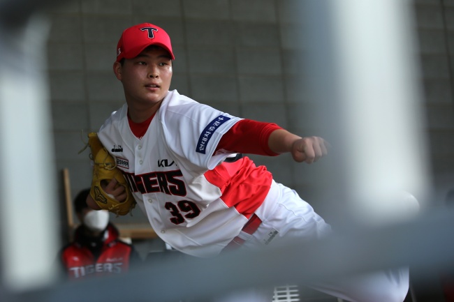 KIA 타이거즈 신인투수 최지민이 불펜 투구를 하고 있다./KIA 제공