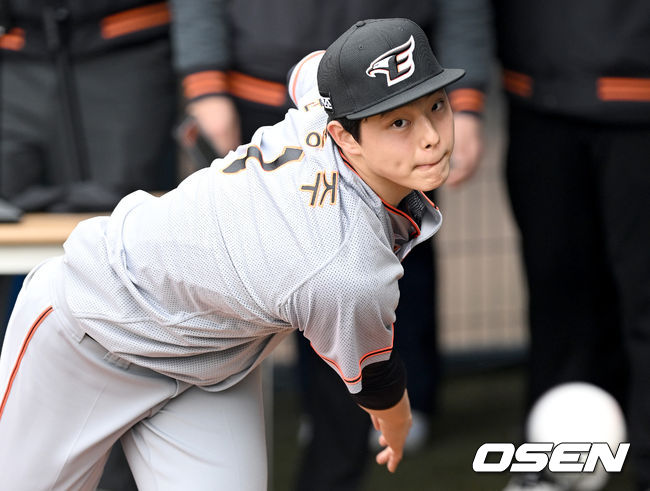 한화 이글스 특급신인투수 문동주가 불펜투구를 하고 있다./OSEN DB