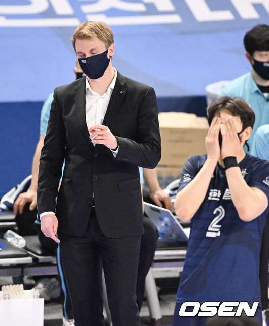 9일 오후 인천 계양체육관서 ‘도드람 2021-2022 V-리그’ 인천 대한항공과 수원 한국전력의 경기가 열렸다.2세트 대한항공 토미 감독이 실점 후 아쉬워하고 있다. 2022.03.09 / soul1014@osen.co.kr
