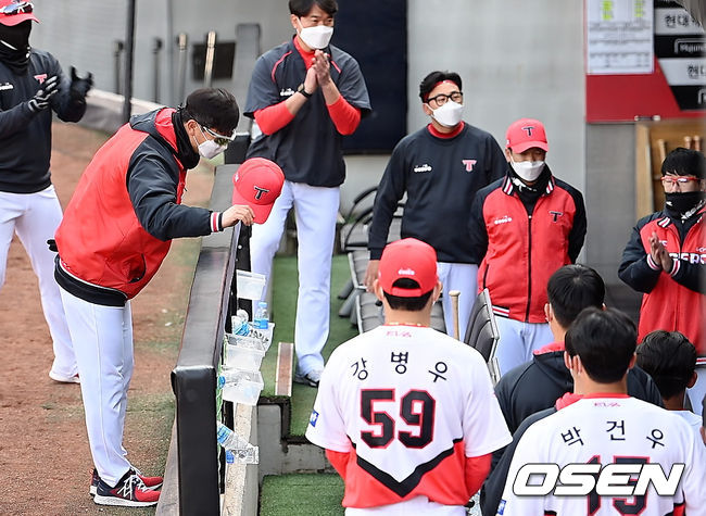 KIA 김종국 감독이 37일간의 스프링 캠프를 종료하고, 모자를 벗어 선수단을 향해 인사를 하고 있다. 2022.03.09 / sunday@osen.co.kr